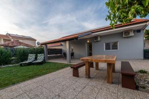 a picnic table in the backyard of a house at Holiday Home Gabriela in Sukošan