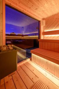 a sauna with a view of a bed at Domki DOMINO w Darłówku nad morzem in Darłowo