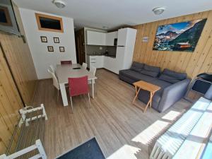 a living room with a couch and a table at Nido Silmano in Marilleva