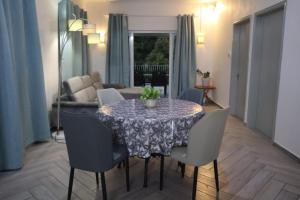 a dining room table and chairs in a living room at Maison des Anges in Mahébourg