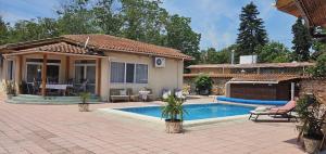 a house with a swimming pool in a yard at By Karin in Kranevo