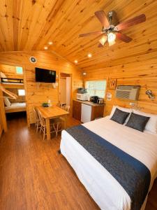 Un pat sau paturi într-o cameră la Quechee Pine Valley Campground +72 fotografii