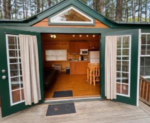 O bucătărie sau chicinetă la Quechee Pine Valley Campground