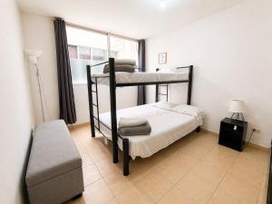 a bedroom with two bunk beds and a window at Loft Sipeh Xalapa Departamento 4 in Xalapa