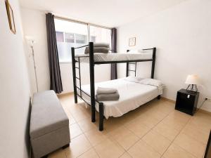 a bedroom with two bunk beds and a window at Loft Sipeh Xalapa Departamento 4 in Xalapa