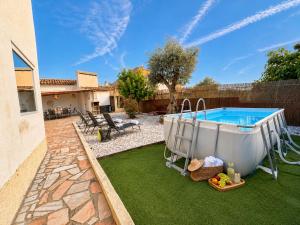 a backyard with a hot tub in a yard at Retiro São Pedro House in Aldeia da Mata