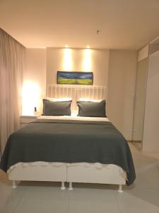 a bedroom with a large bed in a room at Apartamento Jade Hotel - Park Sul in Brasília +17 photos