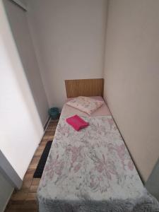 a small bedroom with two beds in a room at Suite Nomar in Brotas