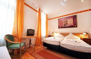Un pat sau paturi într-o cameră la Cityhotel Storch