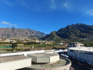 a view of a city with mountains in the background at DANAGUEST in Los Llanos de Aridane