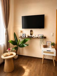 a living room with a flat screen tv on a wall at Pension J&M in Meißen