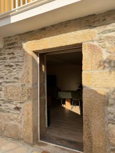 an opening in a stone wall with a doorway at Casa da Prima in Torre de Moncorvo