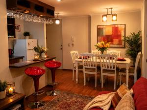 a kitchen and dining room with a table and chairs at Apartamento Castilla in Viña del Mar