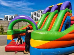 two women are playing on an inflatable play structure at Apartamento Castilla in Viña del Mar