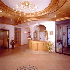 eine große Lobby mit einem großen runden Podium in einem Gebäude in der Unterkunft Hotel Scoiattolo in Wolkenstein in Gröden