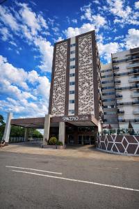 a large building in front of a parking lot at Spazzio diRoma Caldas Novas in Caldas Novas