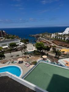 a view of a swimming pool and the ocean at La Estrella del Sur in Adeje