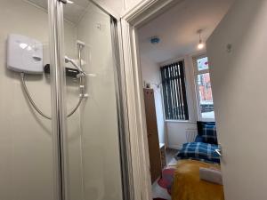 ein kleines Zimmer mit Dusche und Bett in der Unterkunft Middlesbrough Lodge in Middlesbrough + 11 Fotos