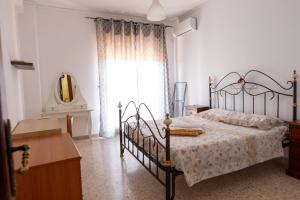 a bedroom with a bed and a large window at Catania ti aspetta2 in Catania