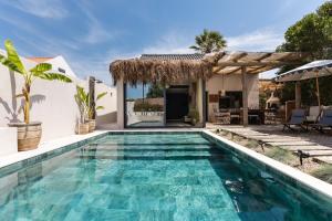 a villa with a swimming pool and a house at Casa Do Ti Gil in Aldeia do Meco