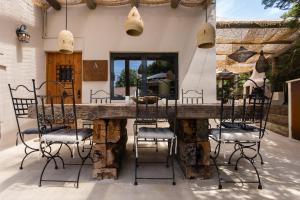 a patio with chairs and a bar with a stone counter at Casa Do Ti Gil in Aldeia do Meco