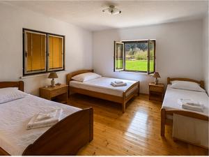 two beds in a room with two windows at Heaven Retreat in Vusanje