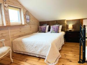 a bedroom with a large bed in a room at Domek Lawenda z Ogrodem, konsolą PS4 z grami, Netflixem i Bezpłatnym Parkingiem in Szczecin