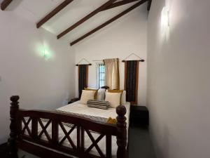 a bedroom with a bed in a room at Plantation Villa in Kalutara