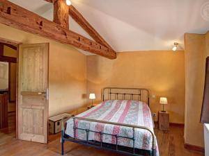 a bedroom with a bed and a wooden ceiling at Gîte de charme rénové 3 épis, 2 chambres en pleine nature - FR-1-496-92 in Palogneux