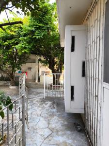 a white door on the side of a house at Paraiso Suite Centrico con entrada independiente in Paraíso