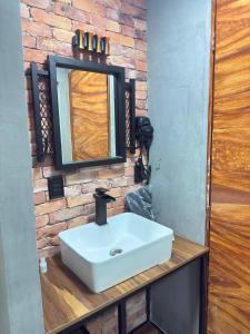a bathroom with a white sink and a mirror at Hotel Van Gogh Aeropuerto Gdl in Guadalajara