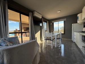 a kitchen and dining room with a table and chairs at El Tesoro de Yacanto in Villa Yacanto