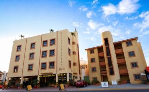 ein großes Gebäude mit einem davorliegenden Parkplatz in der Unterkunft Hotel Conquistador in Mazatlán