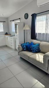 a living room with a couch and a kitchen at Mama's Mountain Views in Avarua +8 photos