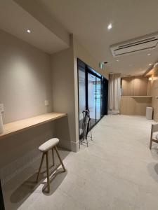a hallway with a waiting room with chairs and a table at レジデグローバル熊本 in Kumamoto