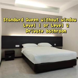 a bedroom with a bed with the wordsstandard queen without window level i orlez at Comfort Inn Salim in Sibu