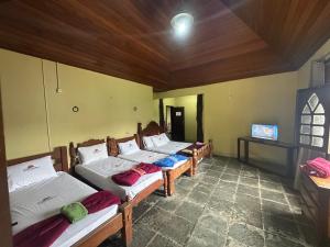 a group of four beds in a room at Hotel Porto Arthur in Belém
