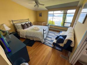 a bedroom with a bed and a window at Whales house in Horseshoe Bay