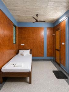 a bedroom with a bed and a ceiling at Avora Auroville in Auroville