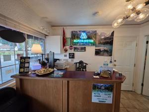 a restaurant with a counter in a room at Alpine Motel in Hope