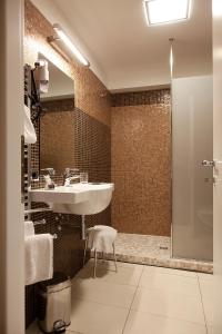 a bathroom with a sink and a shower at Hotel Residence Montelago in Ternate