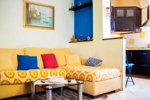 sala de estar con sofá y mesa en Appartamento Di Basilia, en Bari Sardo