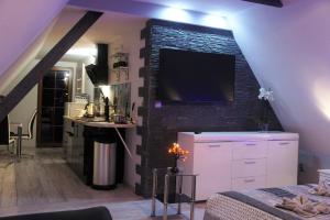 Kuchyňa alebo kuchynka v ubytovaní Góralska Osada Karpacz - Apartametny