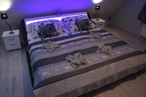 Posteľ alebo postele v izbe v ubytovaní Góralska Osada Karpacz - Apartametny