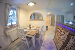Kuchyňa alebo kuchynka v ubytovaní Góralska Osada Karpacz - Apartametny