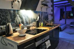 Kuchyňa alebo kuchynka v ubytovaní Góralska Osada Karpacz - Apartametny