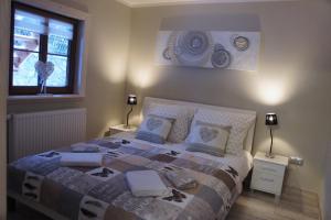 Posteľ alebo postele v izbe v ubytovaní Góralska Osada Karpacz - Apartametny