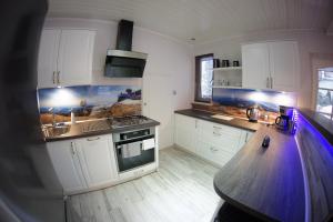 Kuchyňa alebo kuchynka v ubytovaní Góralska Osada Karpacz - Apartametny