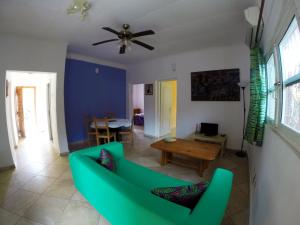 - un salon avec un canapé vert et une table dans l'établissement Sanchaba Yellow Apartments, à Kololi