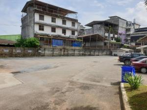 an empty parking lot with a building under construction at SA hotel in Trat